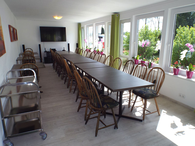 Raum mit großem Tisch und Stühlen
