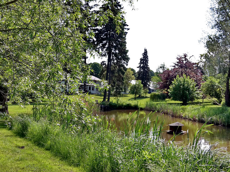 Kontakt Ferienhof mit Park und Teich