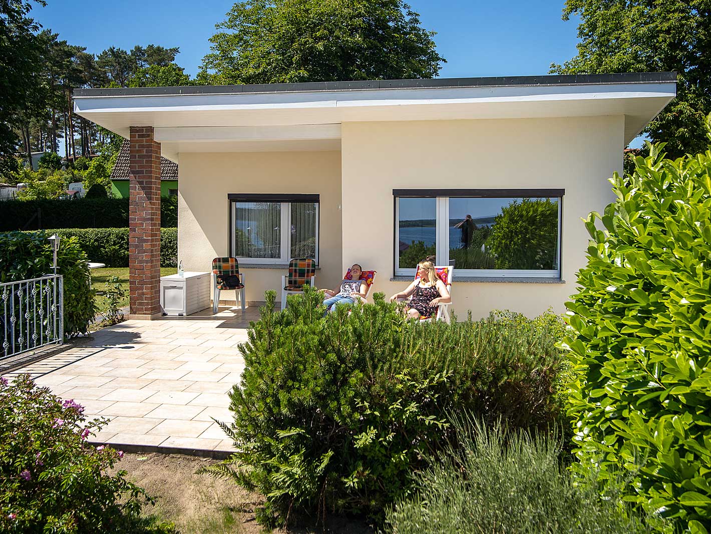 Terrasse mit Liegestühle Ferienhaus Anja