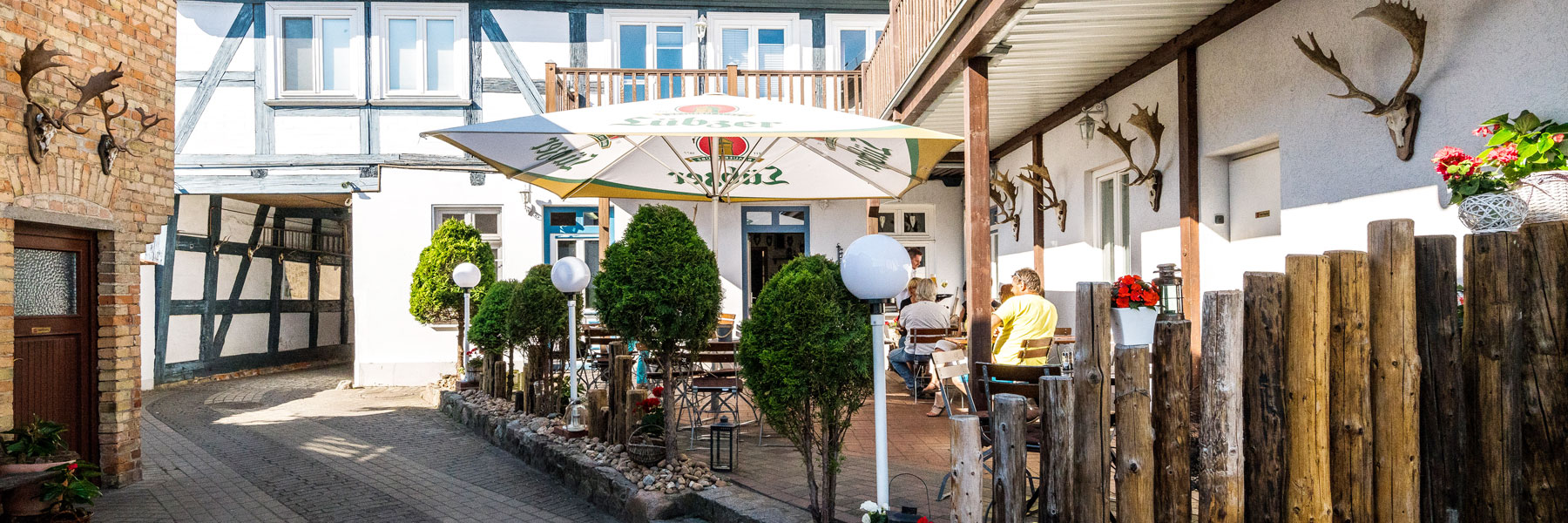 Hofansicht - Restaurant & Ferienwohnungen "Blaue Maus"