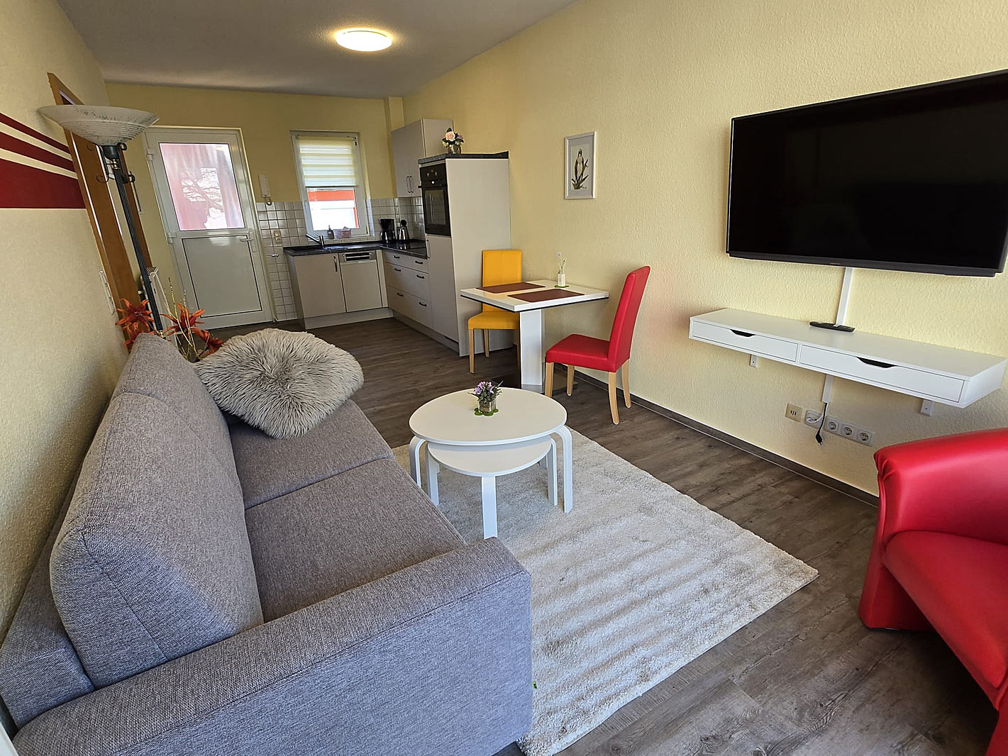 Wohnraum in den Zwei-Raum-Apartments